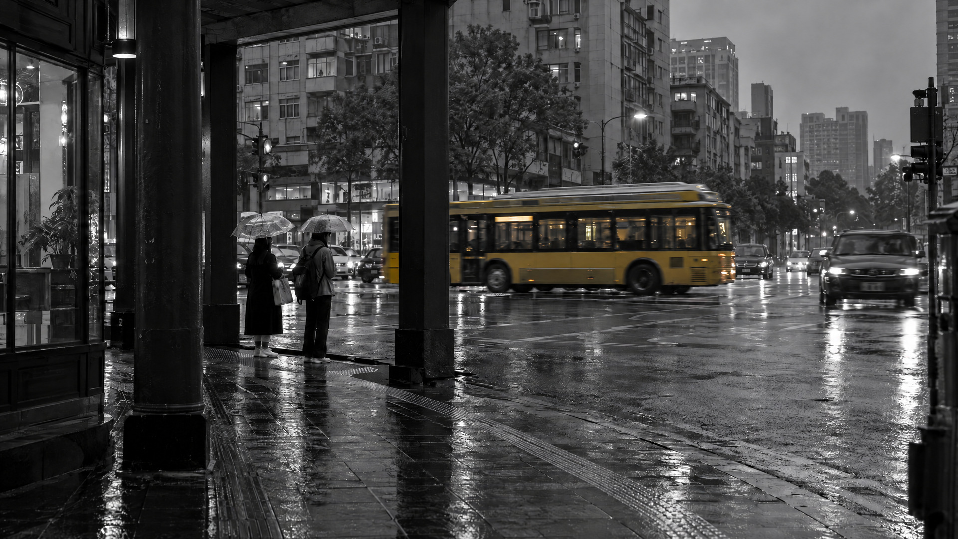 獨立概念研究：雨天公車穿過城市街口，近景柱列與移動模糊形成動靜對比